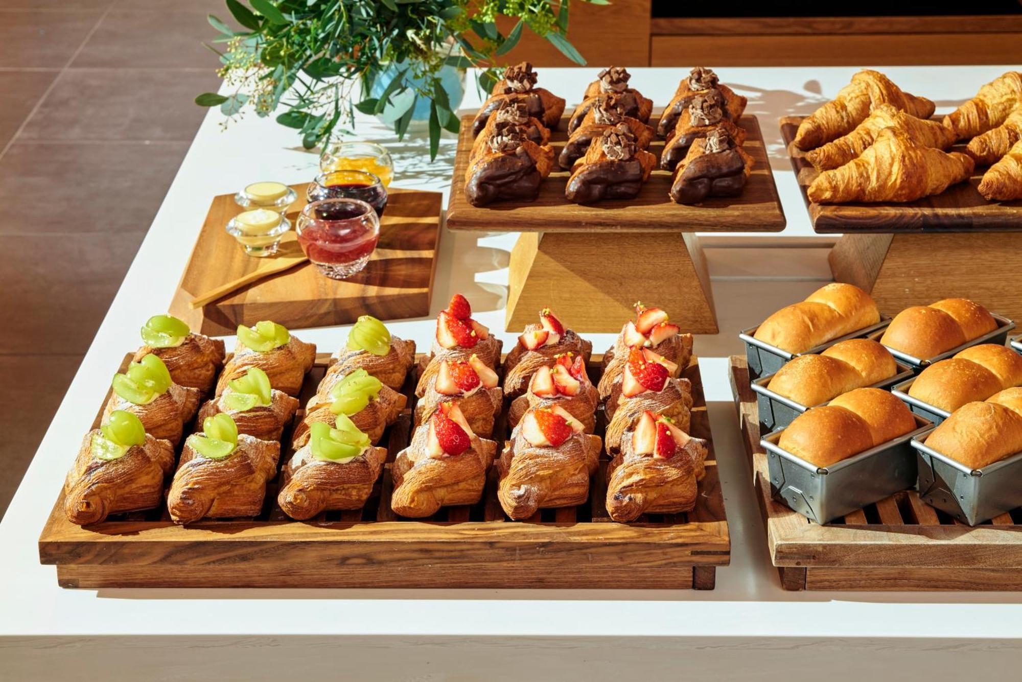 Omo7 Osaka By Hoshino Resorts Exteriör bild A selection of pastries